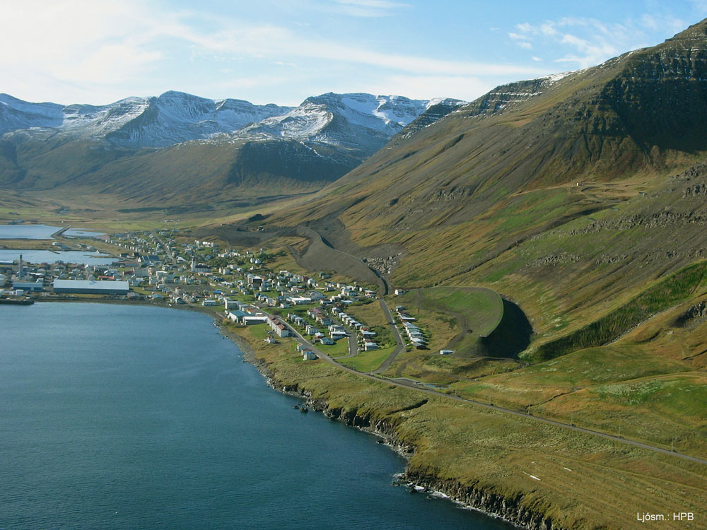 Hlíðin ofan bæjarins er gjörbreytt af snjóflóðavarnargörðum